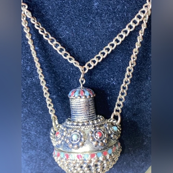 Amulet necklace with turquoise and coral colored stones - Picture 3 of 6